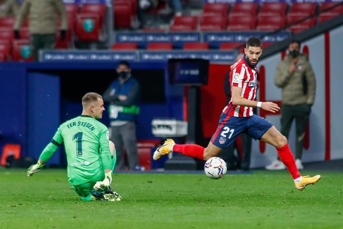 Yannick Carrasco regatea a Ter Stegen antes de marcar el 1-0 en el Atlético de Madrid-FC Barcelona