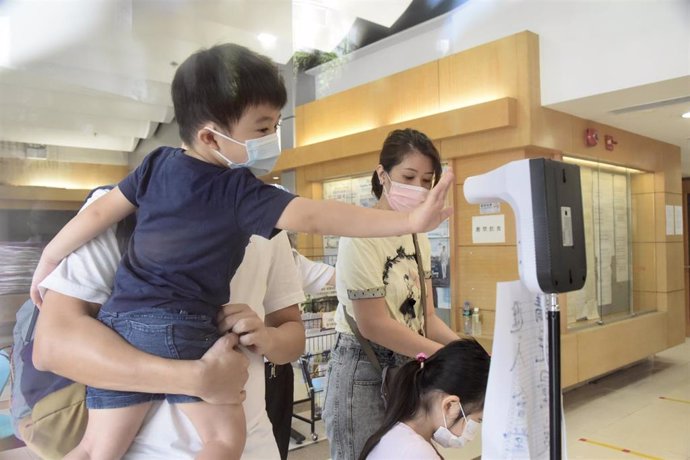 Una familia se desinfecta las manos en Hong Kong