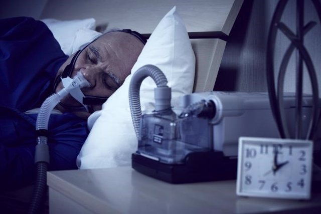 Según un estudio reciente, el tratamiento de pacientes con apnea del sueño moderada o grave con terapia de presión positiva en las vías respiratorias (PAP) se asocia con una reducción de las visitas de atención aguda y los gastos de atención médica.