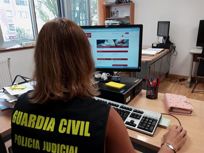 Una agente de la Guardia Civil investiga una página web