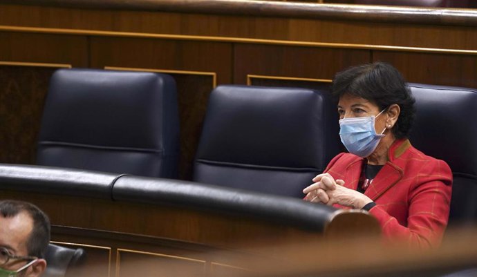 la ministra de Educación y Formación Profesional, Isabel Celaá, durante una sesión plenaria en el Congreso de los Diputados