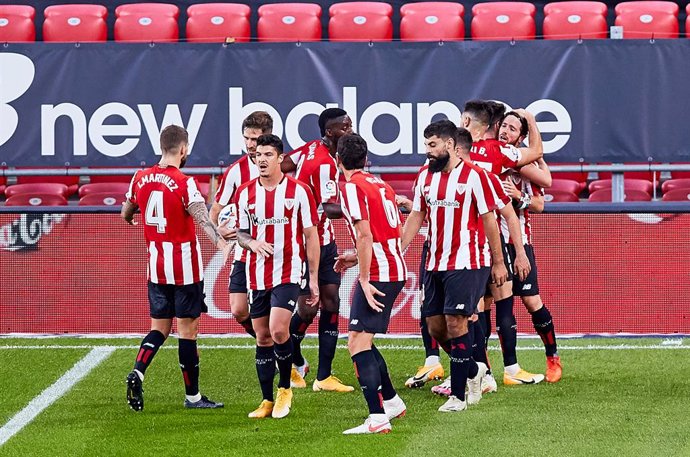 Iker Muniain of Athletic Club celebrating his goal with his teammates during the Spanish league, La Liga Santander, football match played between SD Eibar SAD and Cadiz CF at Ipurua stadium on October 30, 2020 in Eibar, Spain.