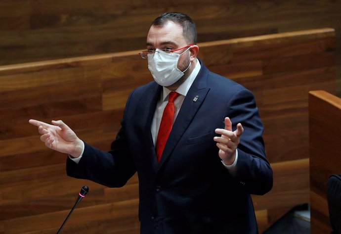 El presidente del Principado, Adrián Barbón, en el pleno de la Junta General.