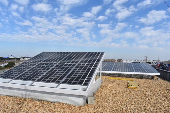 Placas fotovoltaicas de la sede de la Comunidad de Regantes de Palos de la Frontera (Huelva).