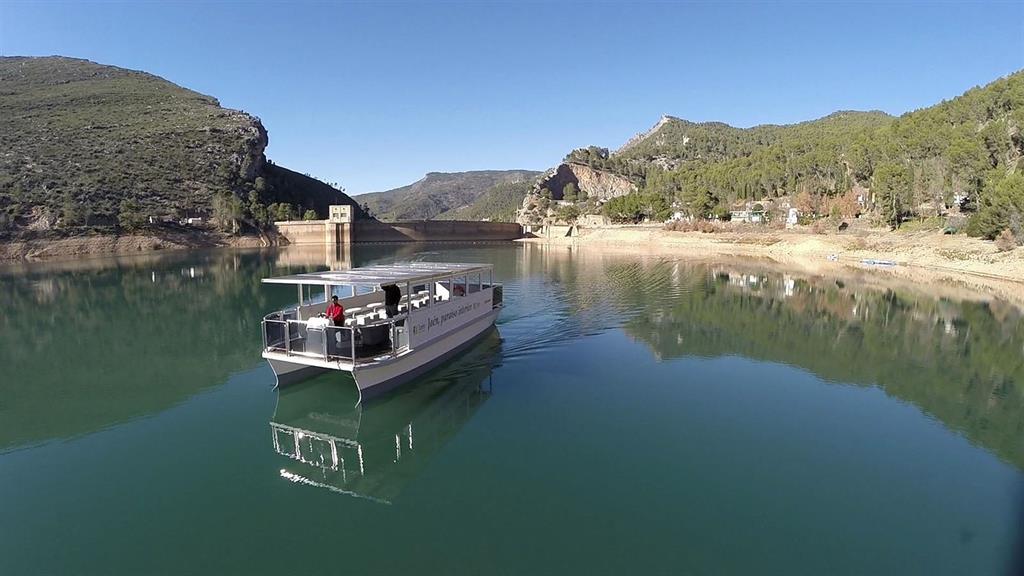 El barco solar del Tranco, con mejoras en su accesibilidad ...