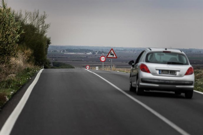 Carretera secundaria en Las Cabezas de San Juan