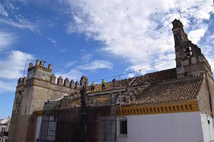 Obras en el tejado de la iglesia parroquial de Hinojos (Huelva).