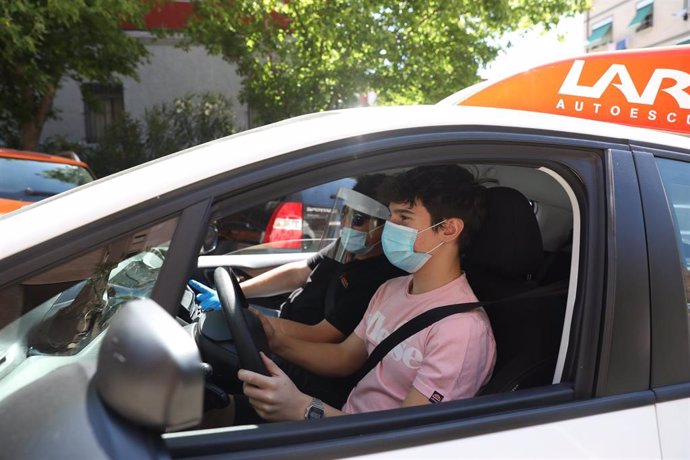 Un joven recibe clases de conducir en la autoescuela Lara durante la pandemia.