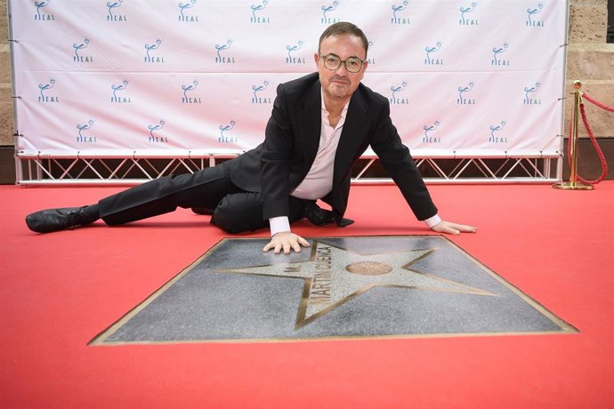 El director Manuel Martín Cuenca frente a su estrella en el Paseo de la Fama de Almería