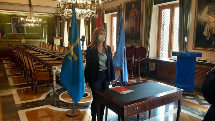 La concejala del PSOE en el Ayuntamiento de Oviedo Marisa Ponga, en rueda de prensa.