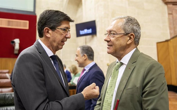 Segunda jornada de sesión plenaria con preguntas de los grupos al presidente de la Junta de Andalucía. El vicepresidente de la Junta, Juan Marín (i) conversa con el consejero de Economía, Rogelio Velasco (d) al inicio de la sesión.