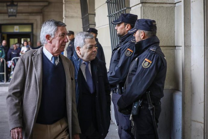 El ex-viceconsejero de Empleo, Agustín Barberá (d); a su llegada al juicio del caso ERE en la Audiciencia Provincial de Sevilla, a 19 de noviembre del 2019. (Foto de archivo). 