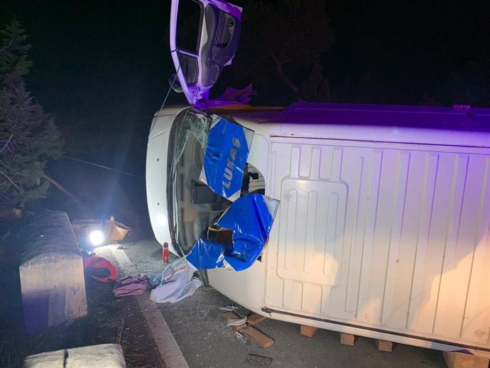 Imagen de la furgoneta volcada en una carretera de Formentera.