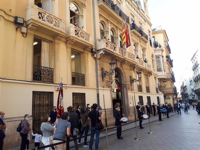 Música en los balcones en València por la festividad del 9 d'Octubre