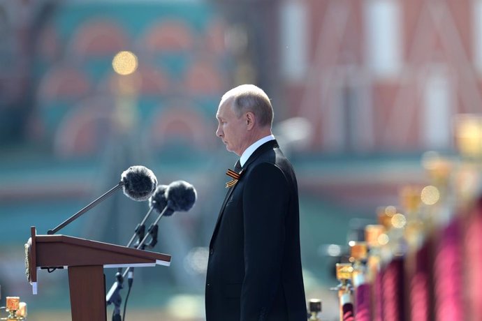 Vladimir Putin preside un desfile militar en la Plaza Roja