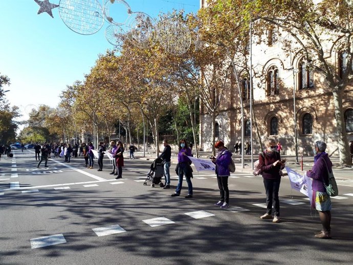 La cadena humana feminista a la altura de plaza Universitat