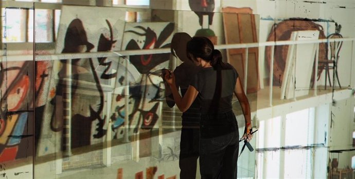 La pintora Bea Sarrias pinta sobre imágenes del cineasta Morrosko Vila-San-Juan en el proyecto artístico 'Miró-Sert-Gomis. La luz en el taller del artista