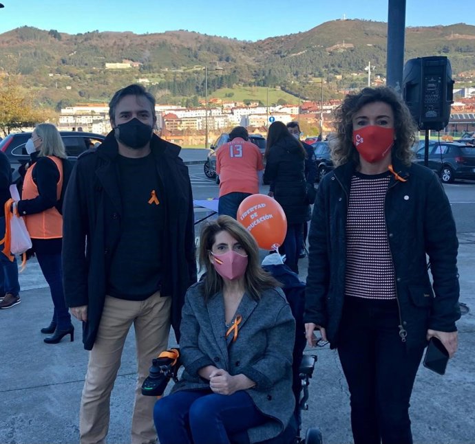 Miembros del partido Ciudadanos acuden a la manifestación en contra de la Ley Celaá en Oviedo.