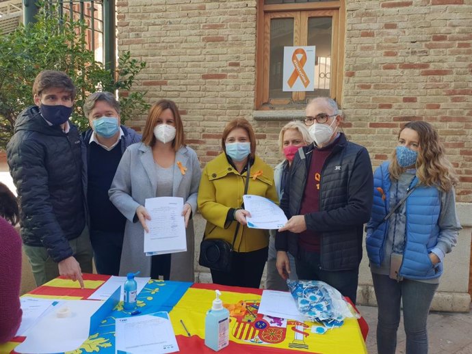 Bonig, junto con otros dirigentes de la formación, en la visita a una de las mesas que ha instalado el PP de Valncia en el Mercado de Colón para recoger firmas "a favor de la libertad educativa" y en contra de la 'ley Celaá'