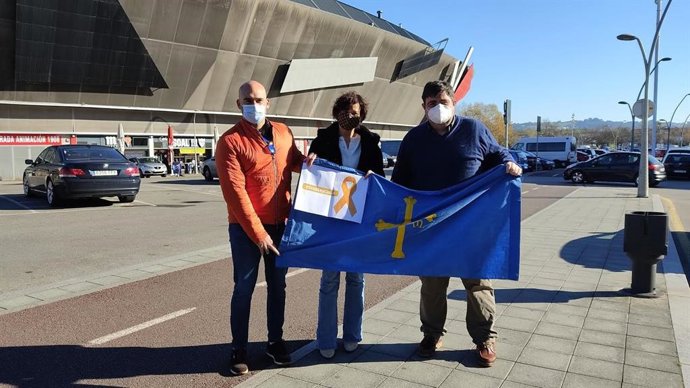 Los concejales de Foro en Gijón, Jesús Martínez Salvador, Montserrat López Moro y Pelayo Barcia, se manifiestan contra la Ley Celaá en Gijón.