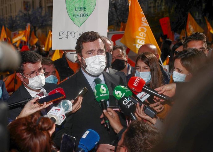 El portavoz de Vox en el Congreso de los Diputados, Iván Espinosa de los Monteros, se dirige a los medios durante una manifestación contra la Ley Celaá en el Congreso, el día de su aprobación, en Madrid (España), a 19 de noviembre de 2020. En esta manif
