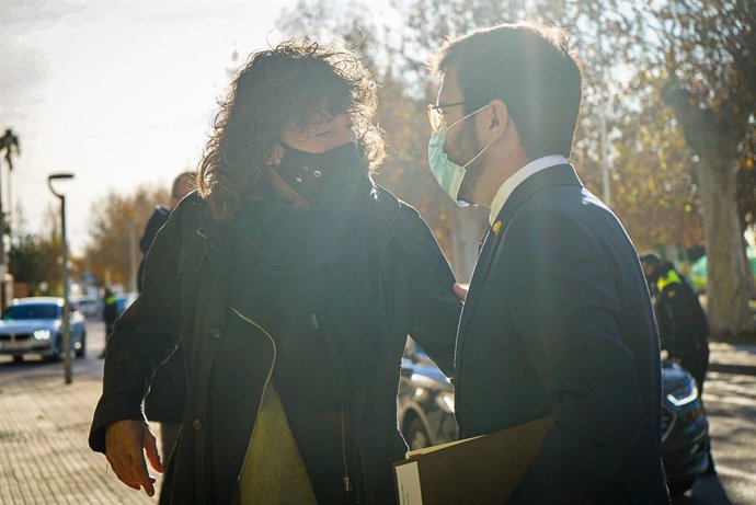 La consellera de Agricultura de la Generalitat, Teresa Jord, será la candidata de ERC por la demarcación de Girona en las elecciones catalanas. A su lado, el vicepresidente y candidato a la presidencia de ERC, Pere Aragons.