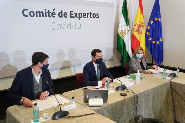 El presidente de la Junta de Andalucía, Juanma Moreno (en el centro), preside en el Palacio de San Telmo la reunión del comité de expertos para decidir nuevas medidas para frenar la pandemia del coronavirus