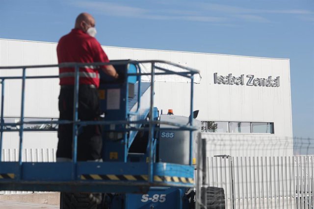 Un obrero subido en una grúa continúa trabajando en Hospital de Emergencias de la Comunidad de Madrid, el Hospital Isabel Zendal, en la zona de Valdebebas, Madrid (España), a 11 de noviembre de 2020. 