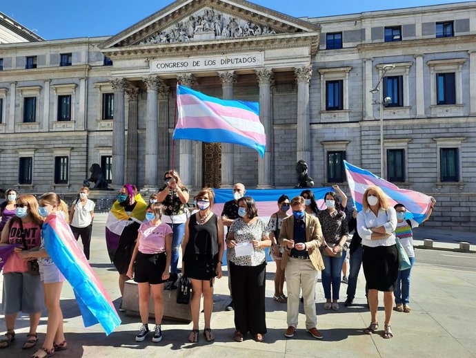 Collectius Trans davant del Congrés el passat 22 de juny per demanar una Llei Trans estatal.