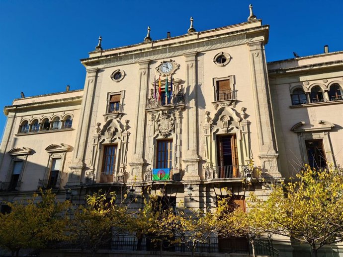 Ayuntamiento de Jaén con la bandera gitana