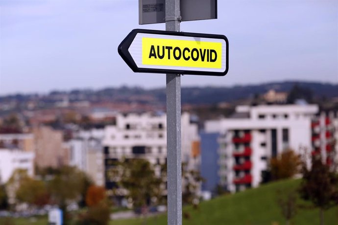 Cartel indicativo del "Autocovid" del Hospital Universitario Central de Asturias (HUCA), donde se realizan pruebas PCR para la detección del COVID-19 en el Oviedo.