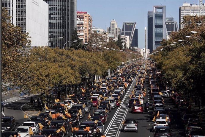Varias personas muestran a través de sus coches banderas y globos de color naranja durante una manifestación de vehículos en apoyo a la educación concertada y contra la Ley Celaá, en Madrid (España), a 22 de noviembre de 2020. Esta marcha contra la Ley 