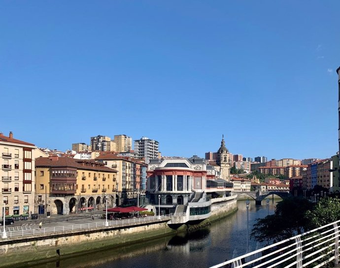 Imagen de la ría de Bilbao, con cielo despejado