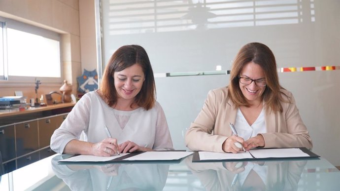 (I-D) Las presidenta del Govern, Francina Armengol, y la presidenta del Consell de Menorca, Susana Mora. Archivo.