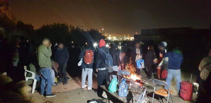 La Gurdia Urbana Ha Denunciat I Desallotjat A Unes 80 Persones Que Celebraven Una Festa Illegal I Amb Alcohol A la Muntanya De Montjuc A Barcelona.