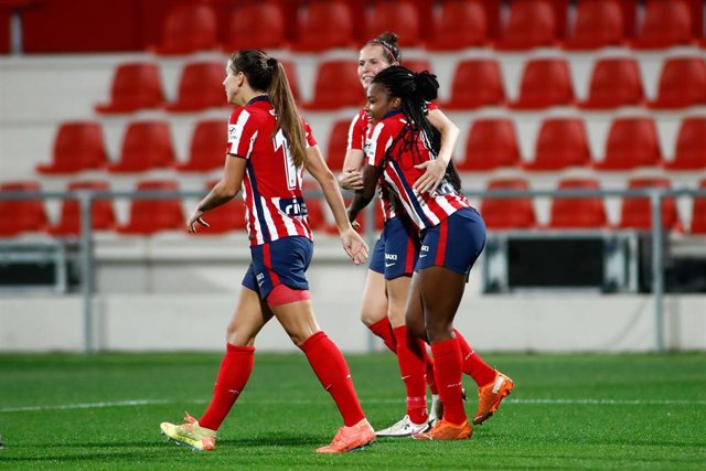 Ludmila da Silva celebrando un gol del Atlético con sus compañeros durante la Primera Iberdrola 2020-2021