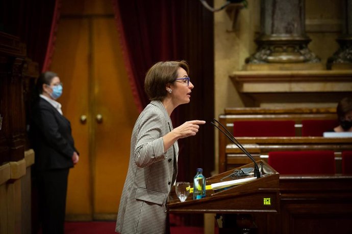 La diputada de ERC Anna Caula, interviene durante un pleno celebrado en el Parlament de Catalunya.