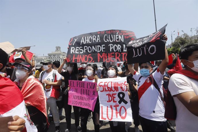 Manifestación celebrada en Lima contra los abusos policiales que se cometierondurante las recientes protestas en contra de la proclamación de Manuel Merino como presidente de Perú llevada a cabo por el Congreso.