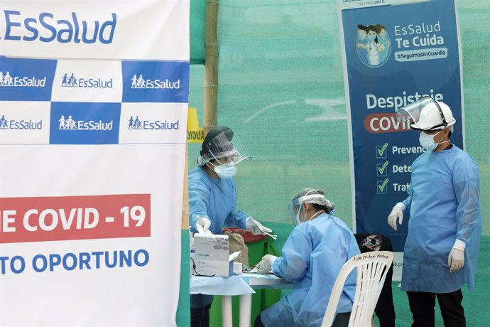 Personal sanitario peruano realiza pruebas de coronavirus.