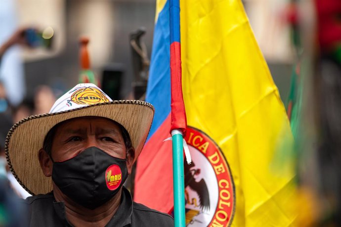 Manifestación de la comunidad indígena a su paso por Bogotá, Colombia.