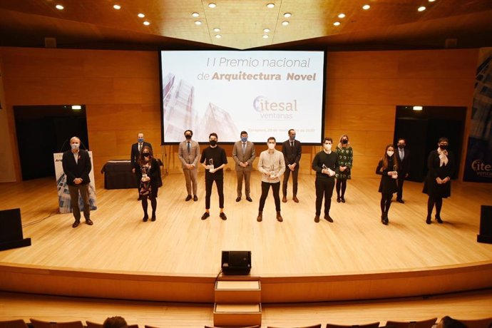 Foto de familia de los galardonados en el Premio Nacional de Arquitectura Novel