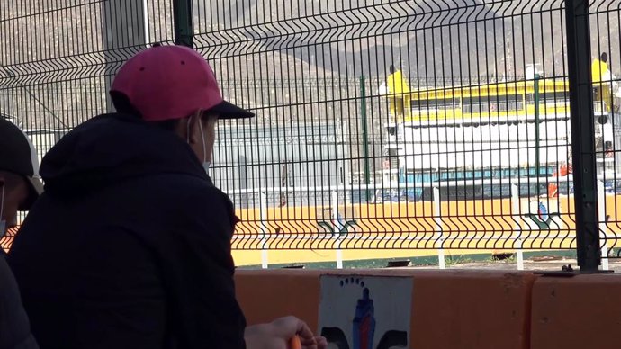 Inmigrante intentando embarcar en la terminal de ferry de Santa Cruz de Tenerife para ir a Huelva tras haber llegado en patera a Gran Canaria