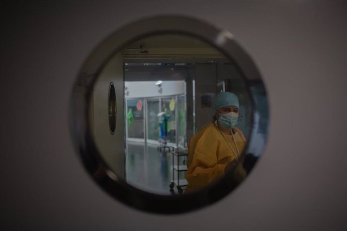 Un trabajador sanitario protegido en la Unidad de Cuidados Intensivos UCI- del Hospital del Mar, en Barcelona, Catalunya (España), a 19 de noviembre de 2020.