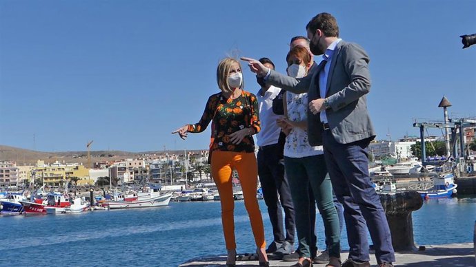 (I-D) La portavoz del Grupo Parlamentario Popular y presidenta de los populares canarios, Australia Navarro; el presidente del PP de Gran Canaria y diputado regional, Hipólito Poli Suárez; la alcaldesa de Mogán (Gran Canaria), Onalia Bueno; y el líder d