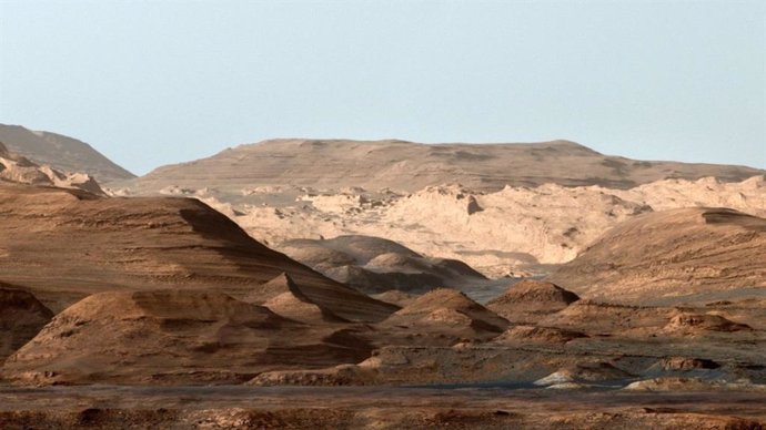 Esta imagen compuesta en falso color del Monte Sharp dentro del cráter Gale en Marte muestra a los geólogos un entorno planetario cambiante.