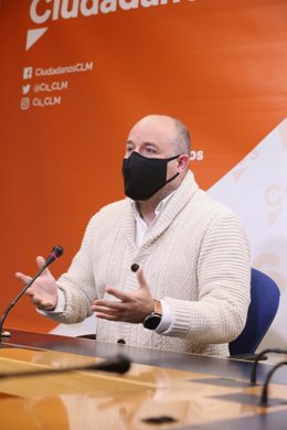El presidente del Grupo Parlamentario Ciudadanos, Alejandro Ruiz, en rueda de prensa en las Cortes