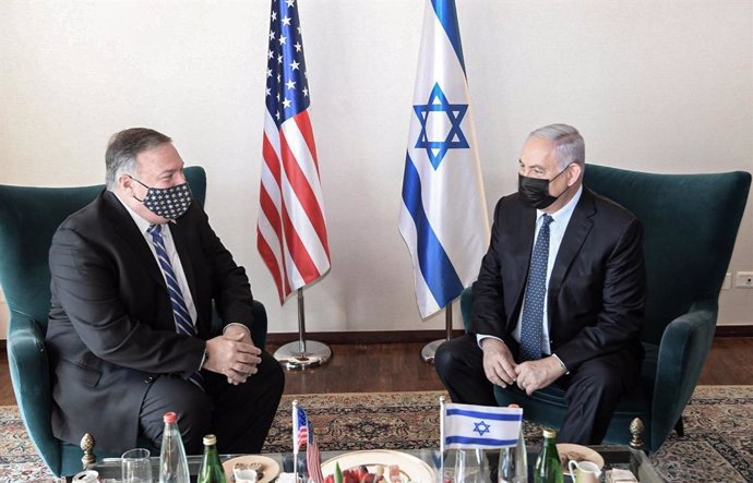 HANDOUT - 19 November 2020, Israel, Jerusalem: Israeli Prime Minister Benjamin Netanyahu (R) speaks with USSecretary of State Mike Pompeo during their meeting at the King David Hotel. Photo: Amos Ben Gershom/GPO/dpa - ATTENTION: editorial use only and 