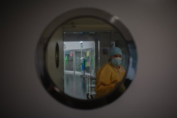 Un treballador sanitari protegit en l'Unitat de Vigilncia intensiva ?UCI- de l'Hospital del Mar, a Barcelona, Catalunya (Espanya), a 19 de novembre de 2020.