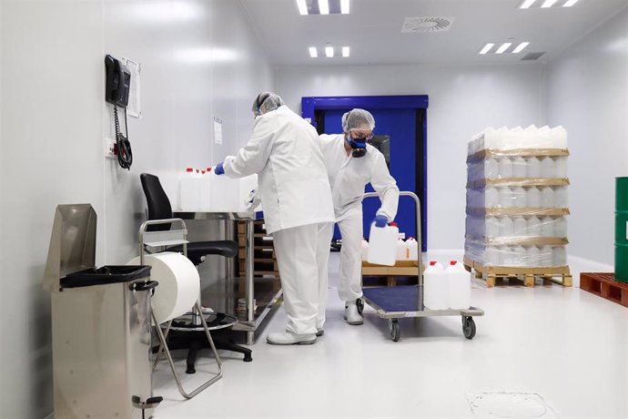 Varios trabajadores durante su jornada laboral en la Nave de Producción de medicamentos del Laboratorio del Centro Militar de Farmacia de la Defensa en la base logística de San Pedro