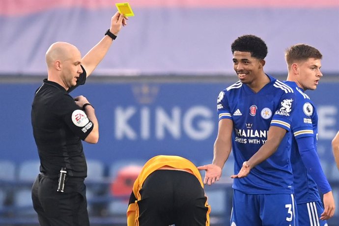 08 November 2020, England, Leicester: Match referee Anthony Taylor shows a yellow card to Leicester City's Wesley Fofana during the English Premier League soccer match between Leicester City and Wolverhampton Wanderers at the King Power Stadium. Photo: 
